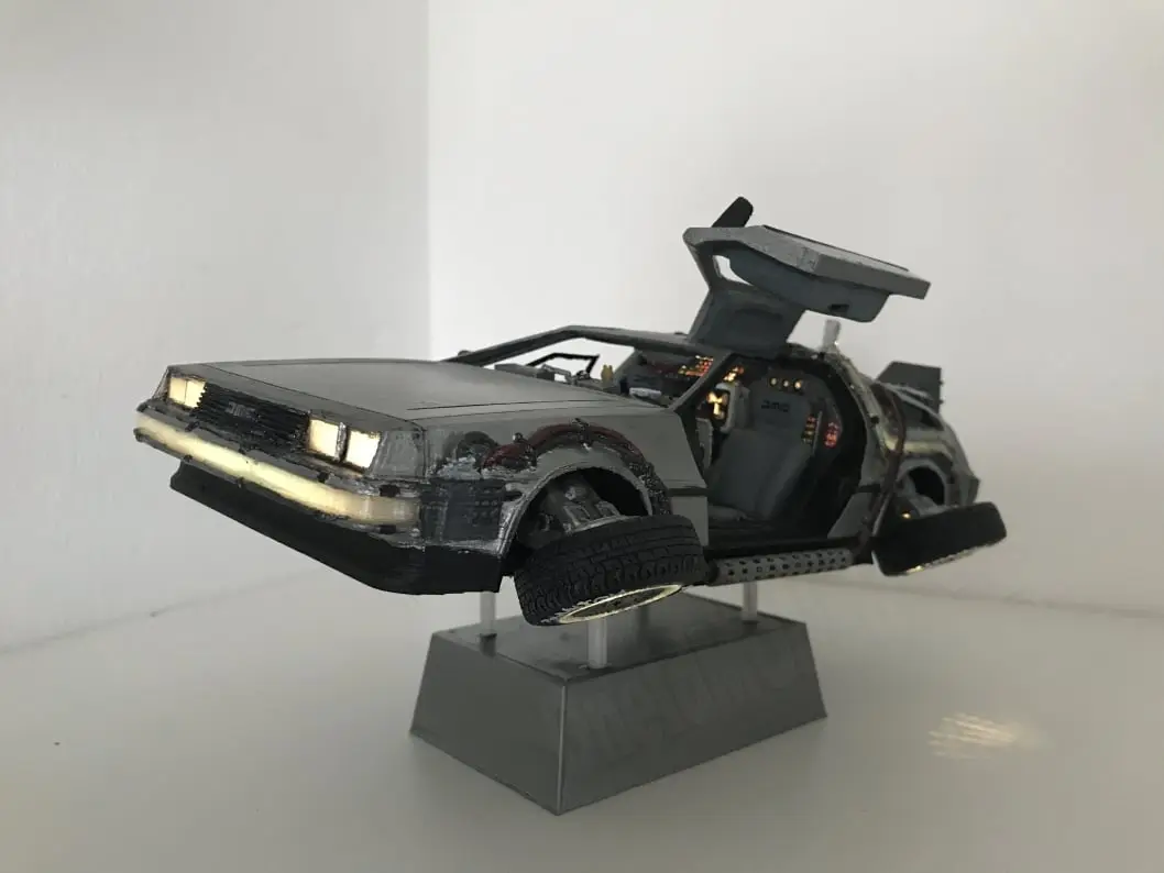 DIY DeLorean Time Machine with lights!! — modelo 3D