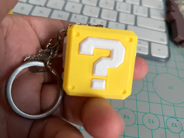 Super Mario question block keychain — modelo 3D