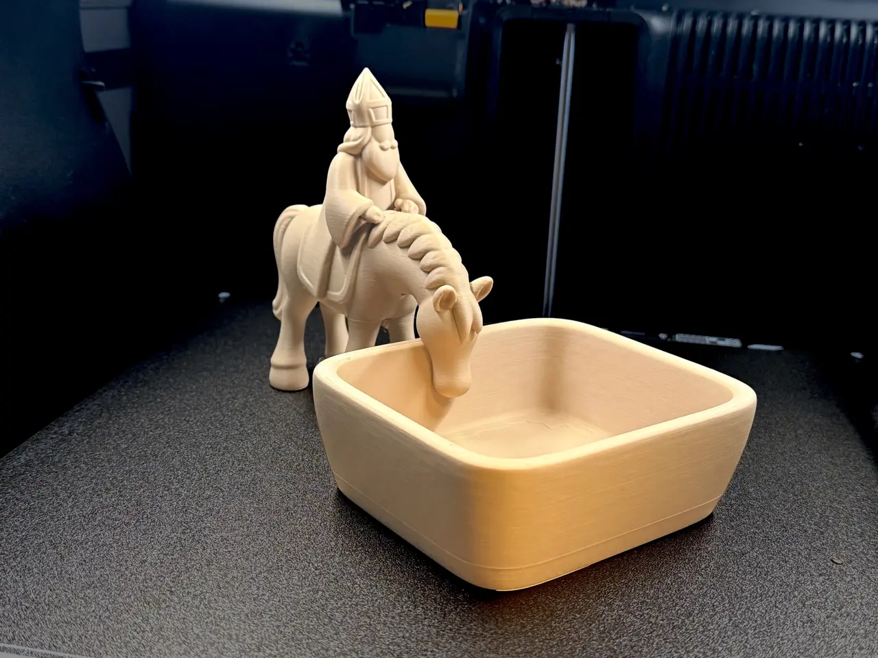 Sinterklaas and horse with bowl — modelo 3D