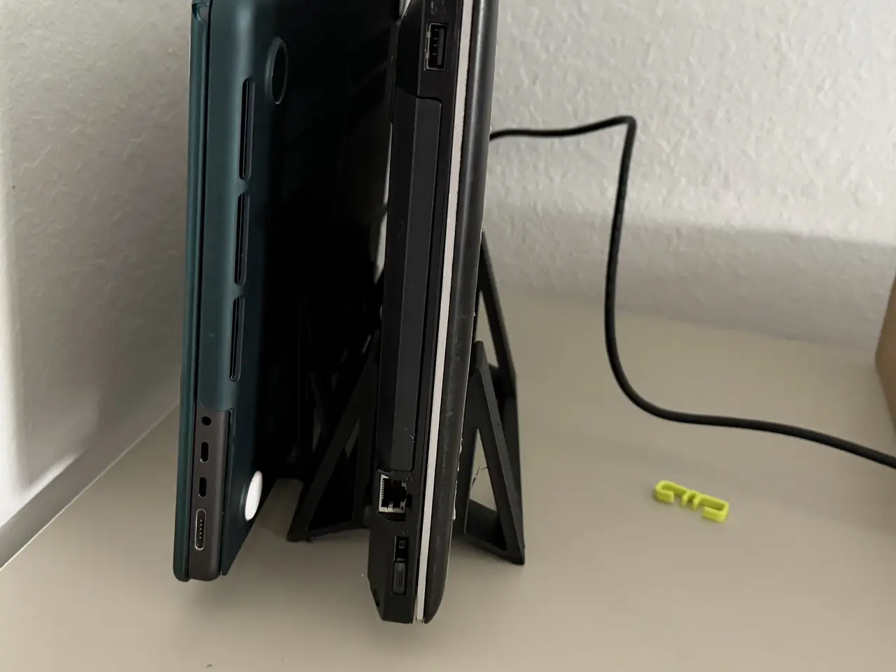 Stackable Vertical Laptop Stand / Multi-Laptop Holder - XXL — modelo 3D