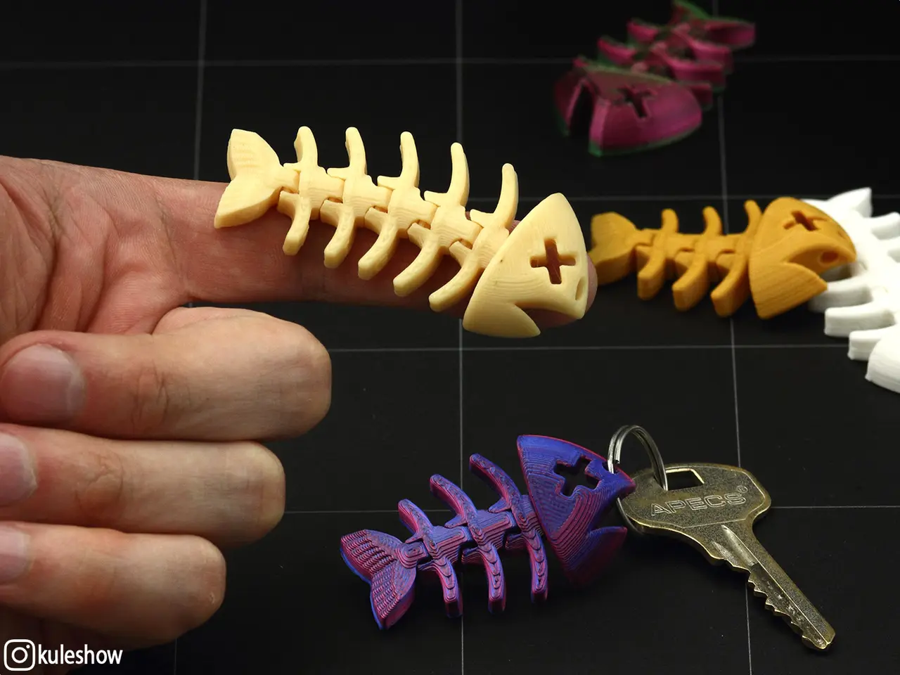 Flexi Fish Bone keychain — modelo 3D
