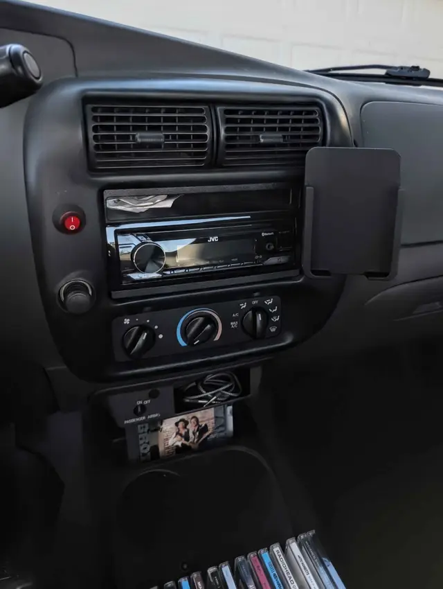 Ford Ranger 12v Port Phone Holder — modelo 3D