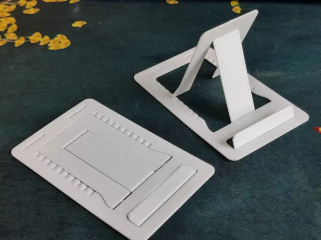0.8mm thin adjustable credit card phone stand — modelo 3D