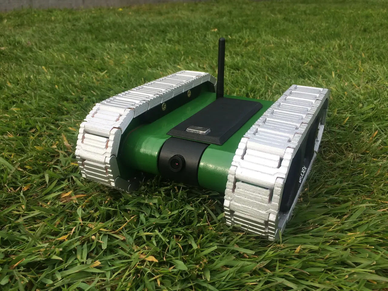 RC FPV tank rover — modelo 3D
