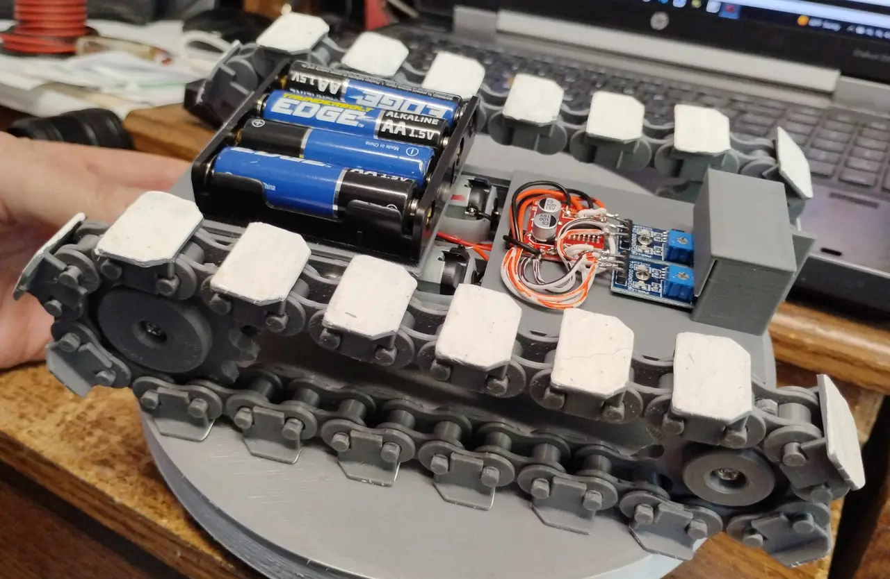 Light tracker tank with 3d printed roller chain tracks. — modelo 3D