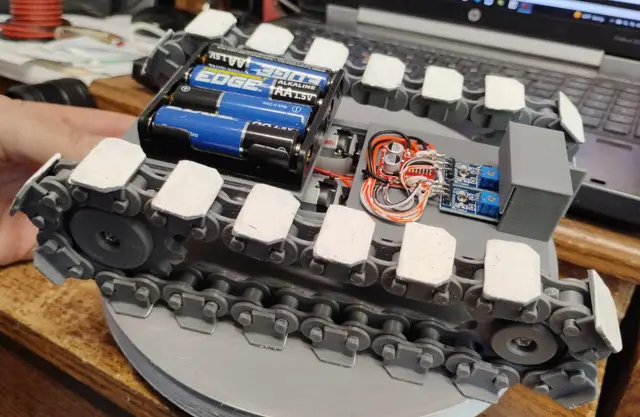 Light tracker tank with 3d printed roller chain tracks. — modelo 3D