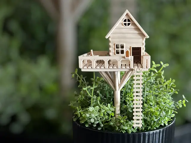 Mini Baumhaus mit Leiter für Blumentopf — modelo 3D
