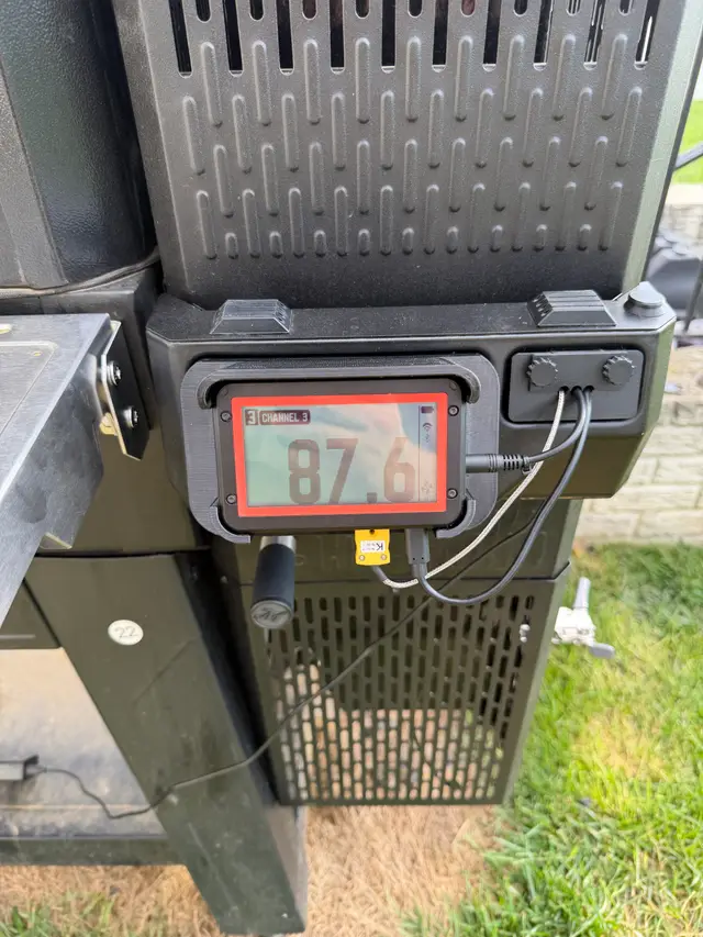 Masterbuilt Gravity XT Fireboard Mount with integrated wire-access module — modelo 3D