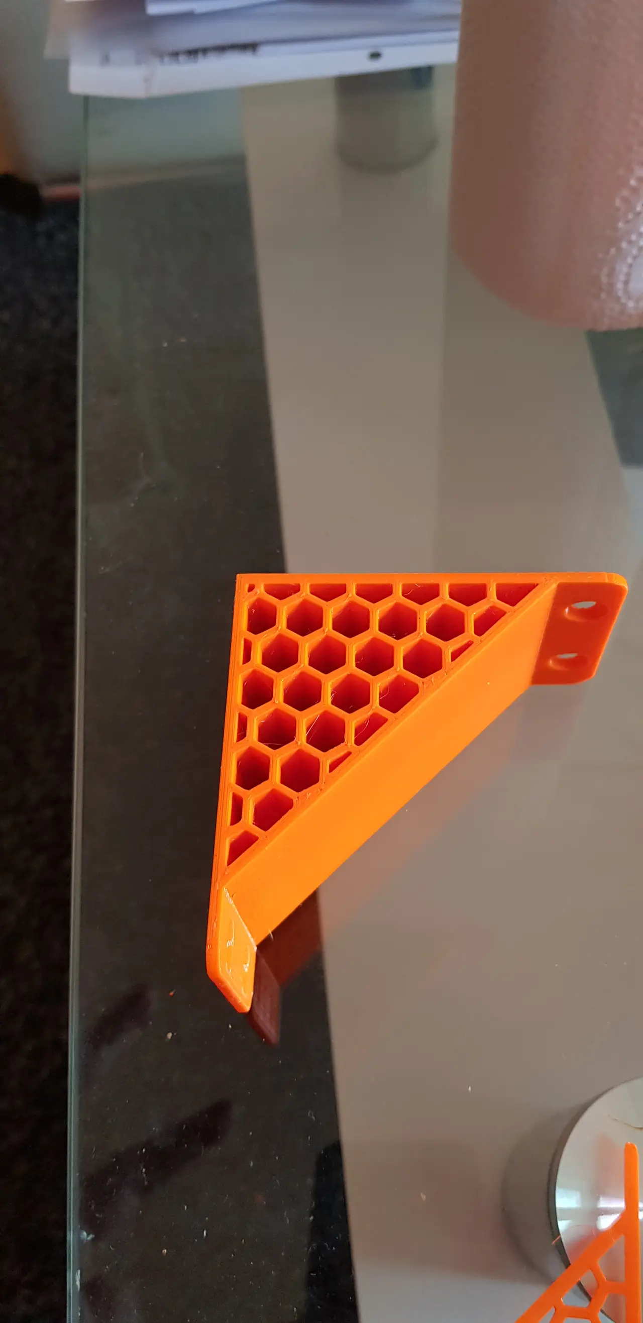 Angle bracket with hexgon pattern for Ikea lack enclosure — modelo 3D