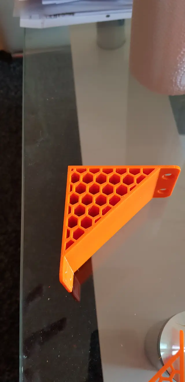 Angle bracket with hexgon pattern for Ikea lack enclosure — modelo 3D