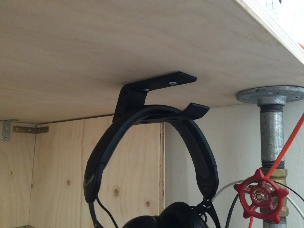 Hidden headset holder, for under your desk.. — modelo 3D