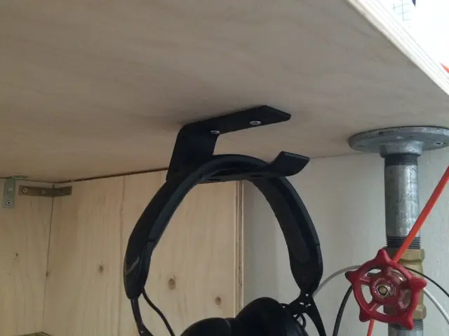 Hidden headset holder, for under your desk.. — modelo 3D