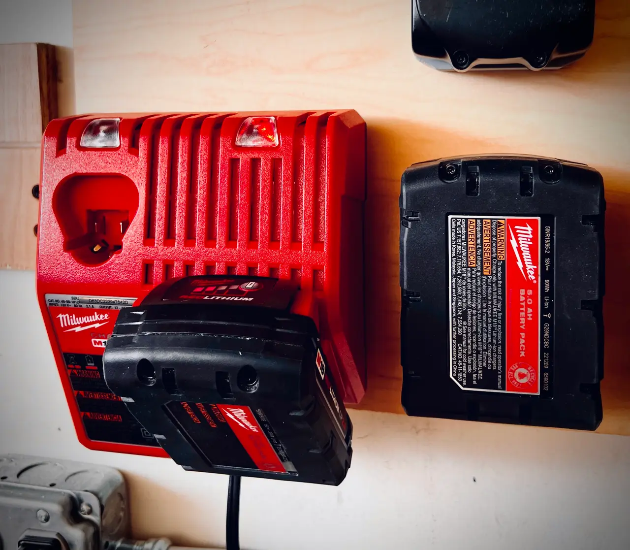 Milwaukee M18/M12 Battery Charger Holder/Mount (Version 3) — modelo 3D
