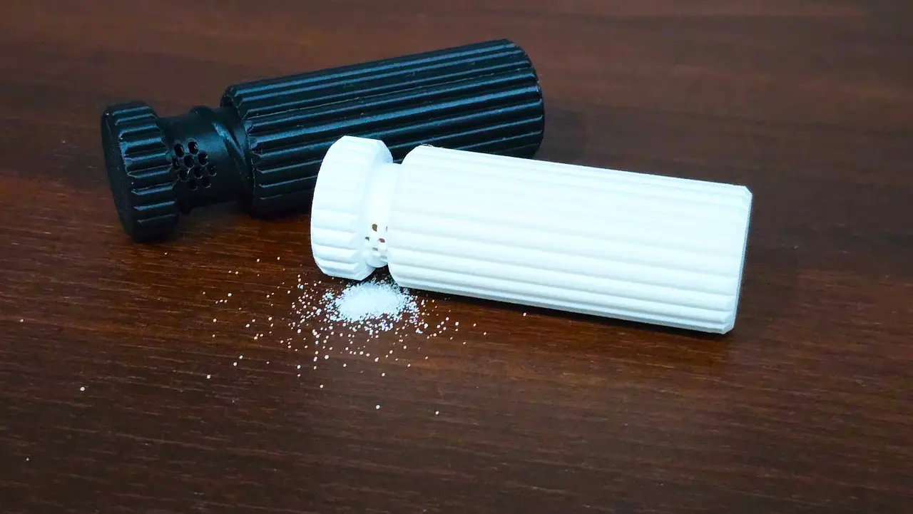 Travel salt shaker / Solniczka na podróż — modelo 3D