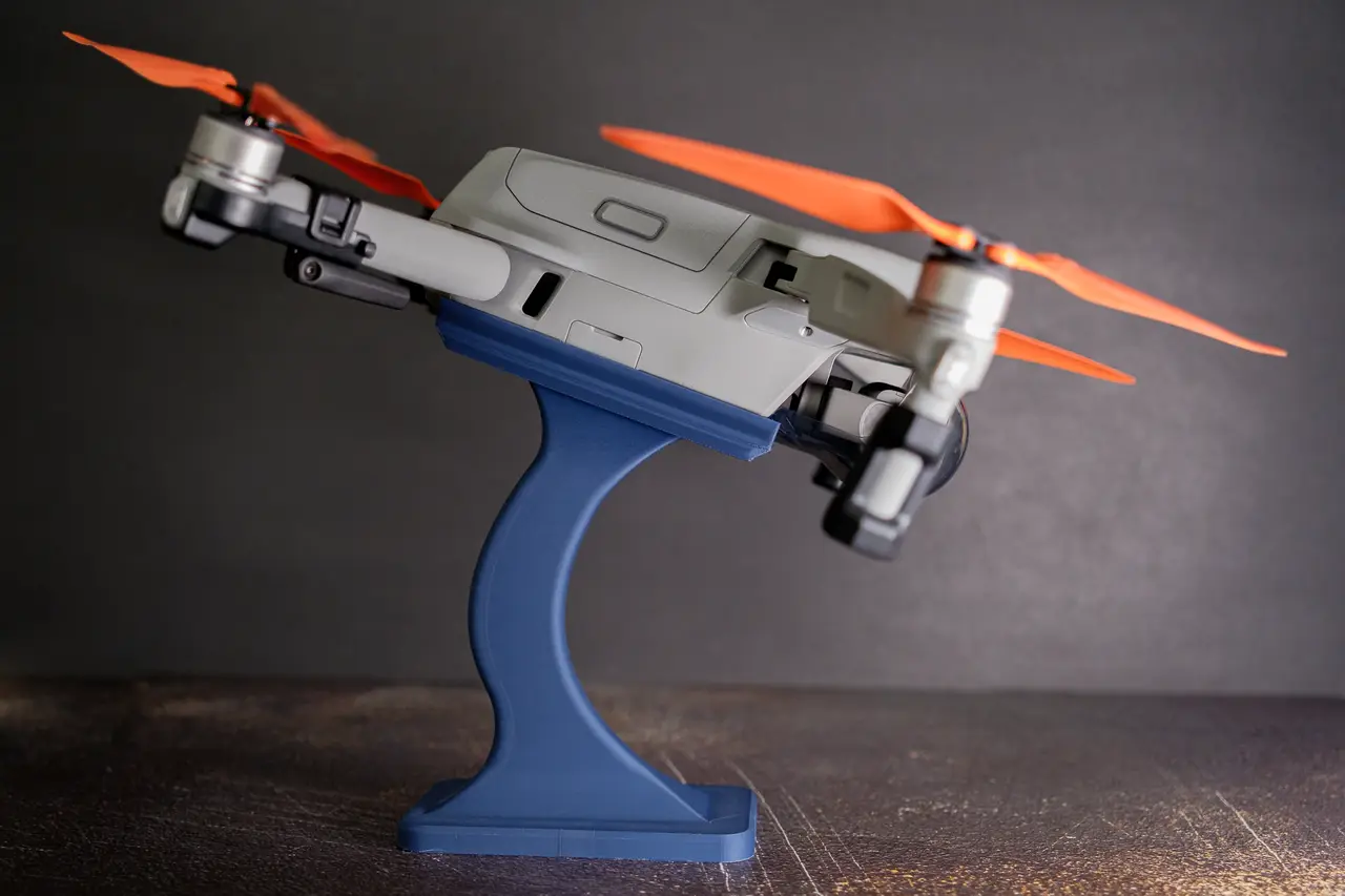Drone display stand with interchangeable mounts for DJI Mavic Mini 2/SE and Air/ Air 2S — modelo 3D