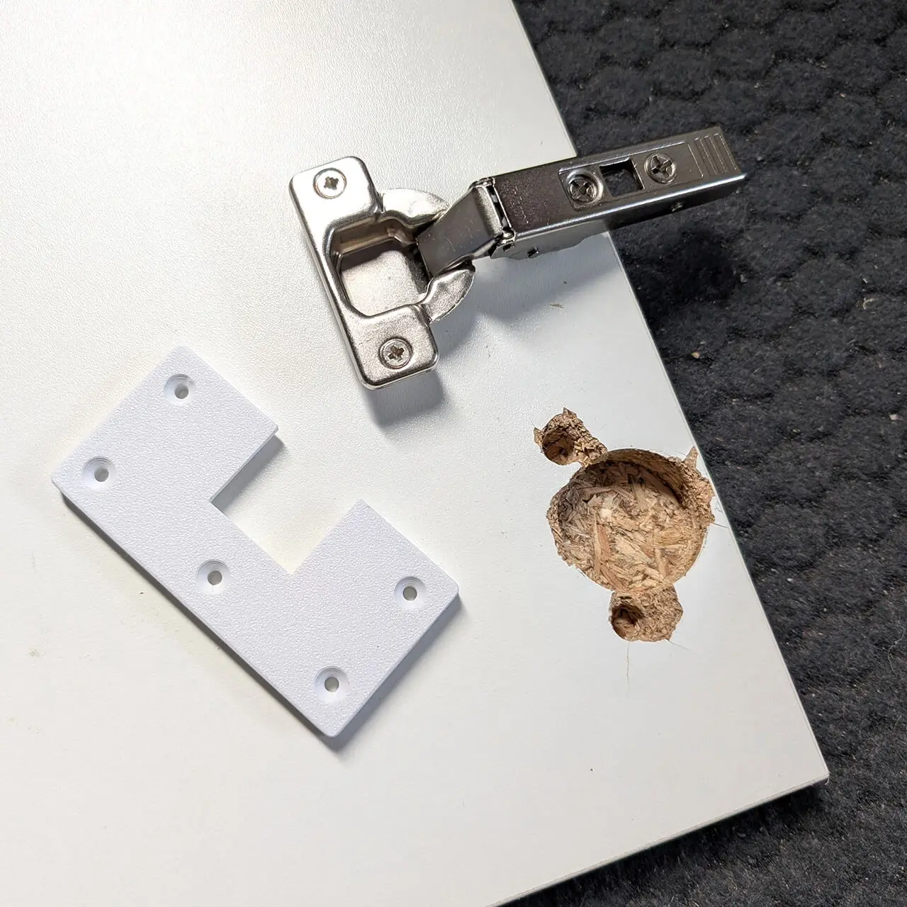 Reinforced replacement for broken kitchen hinge — modelo 3D