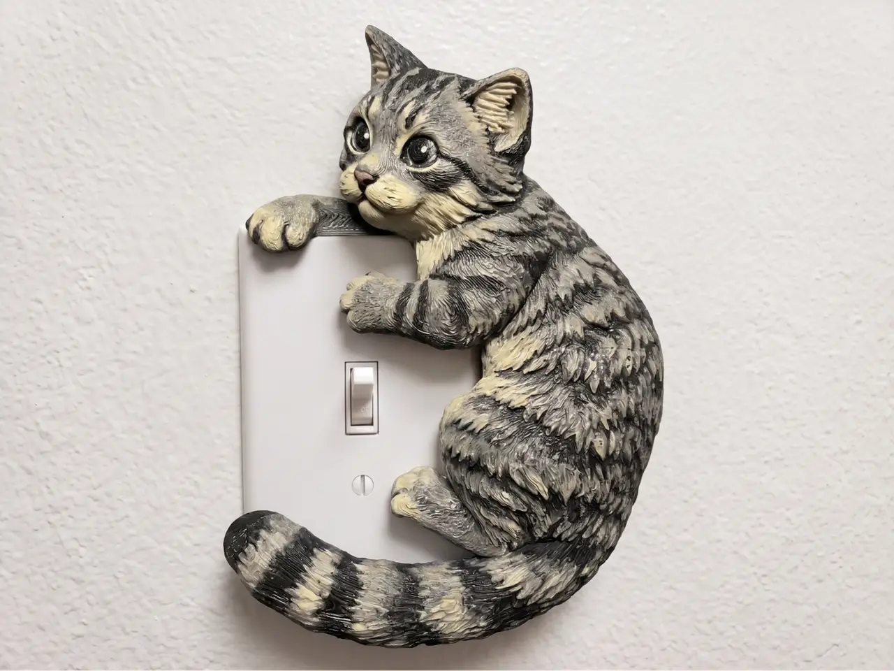 Playful Tabby Cat Light Switch Cover / Hugger — modelo 3D
