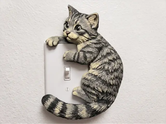 Playful Tabby Cat Light Switch Cover / Hugger — modelo 3D