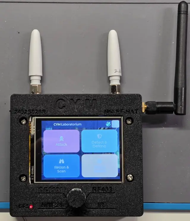 CYM Case 2432S028R RF-HAT – ESP32-2432S028R (CYD) + NM-RF-HAT Case (battery, GPS, rotary module selector) — modelo 3D