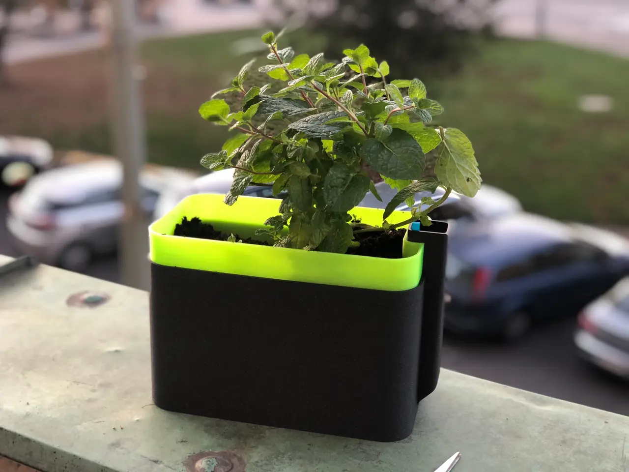 Self-watering rectangular planter (with optional labels) — modelo 3D