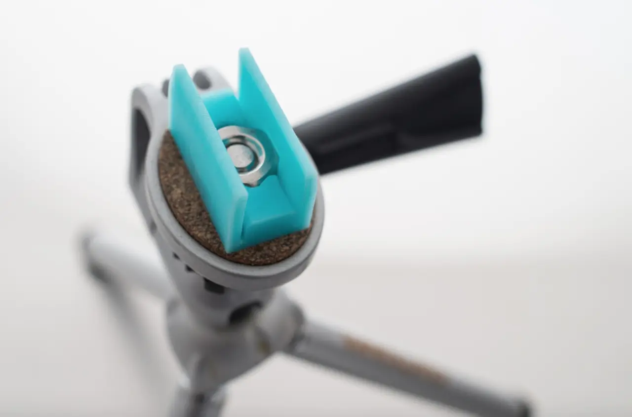 iPhone 4 Tripod Mount — modelo 3D