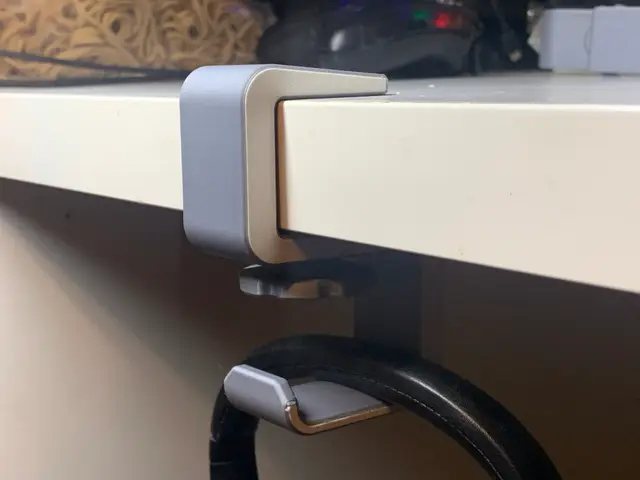 Headphones Hanger - Under Desk Mount with Screw Clamp — modelo 3D