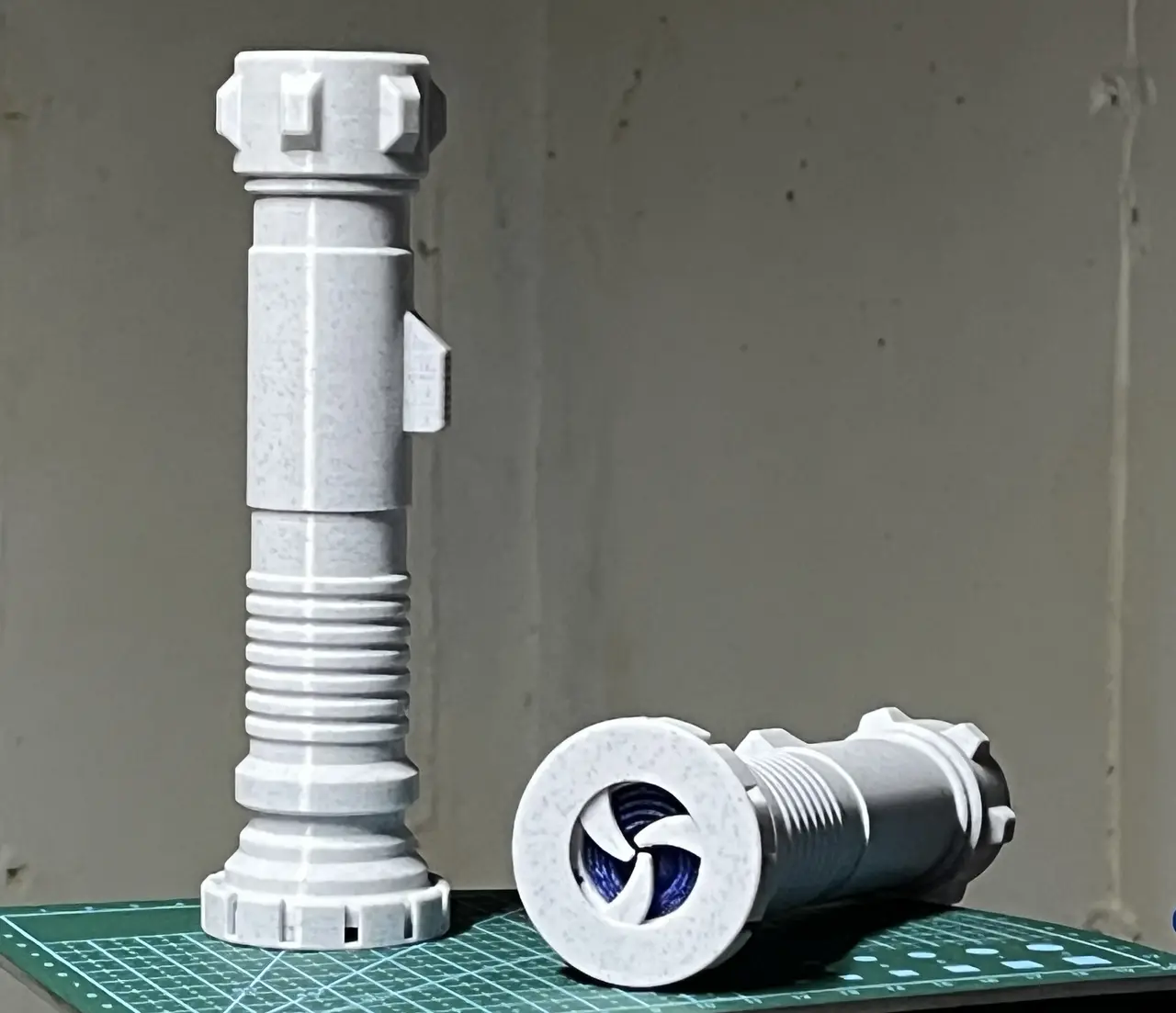 Lightsaber Collapsible Light Saber with blade retainer — modelo 3D
