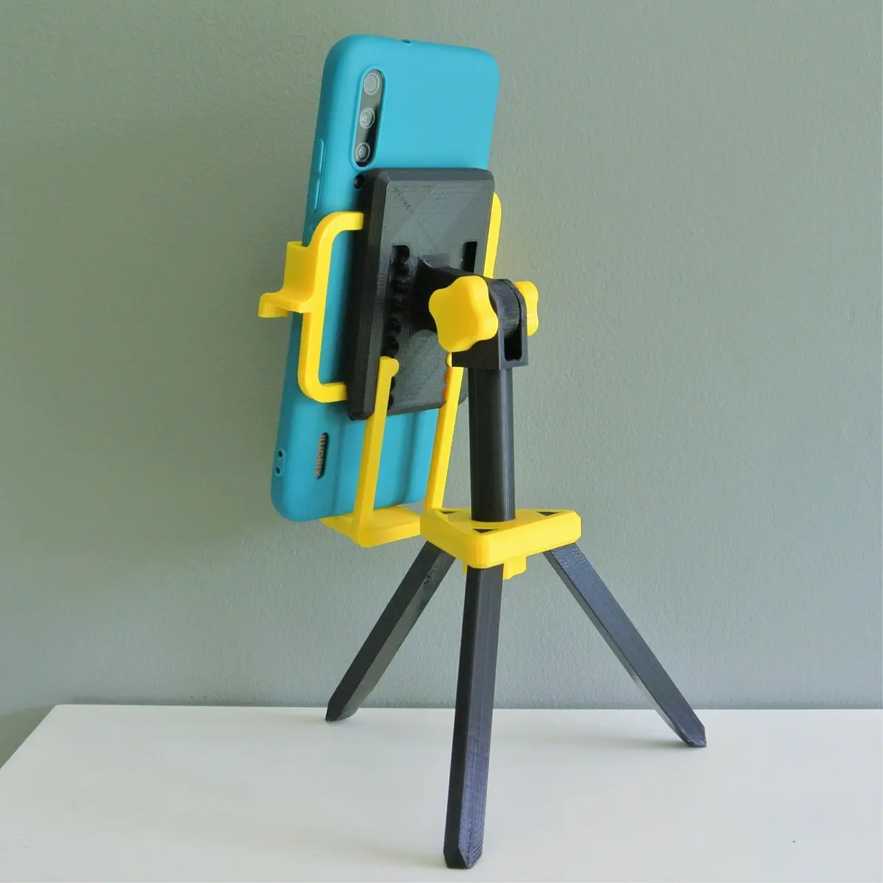 Adjustable tripod for smartphone — modelo 3D