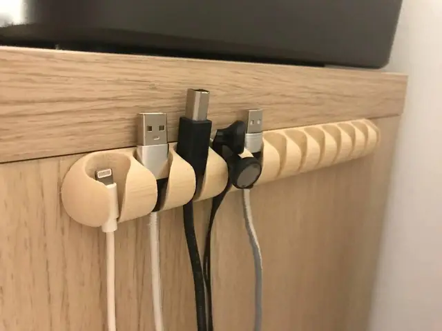 Cable hanger (universal cable organizer/ USB cable management) — modelo 3D