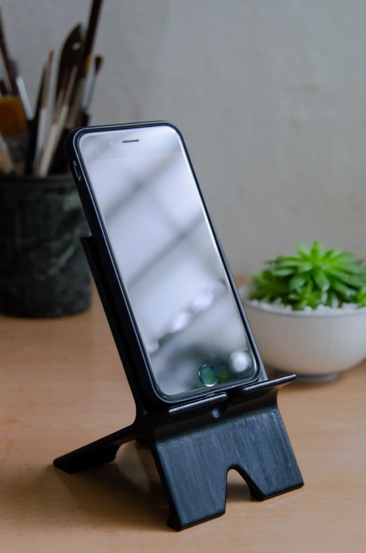 Phone Stand with Cable Routing — modelo 3D