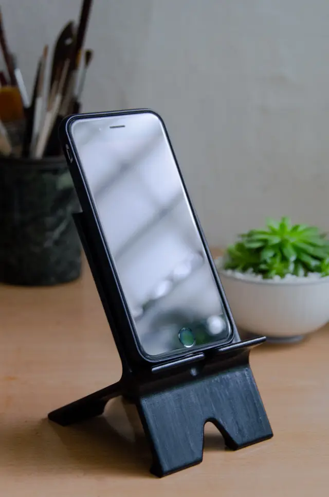Phone Stand with Cable Routing — modelo 3D
