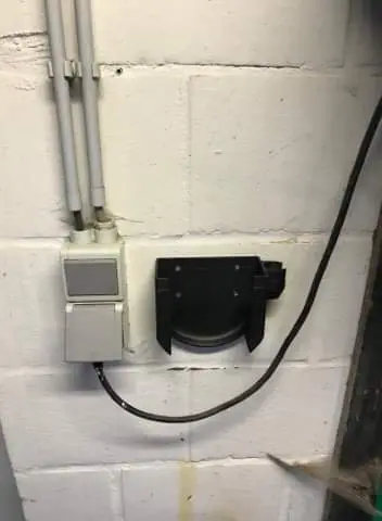 Stromer charger holder — modelo 3D