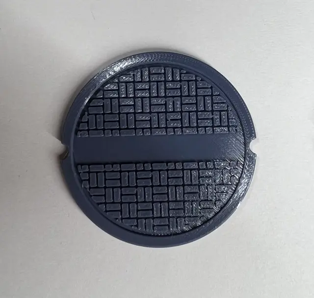 1/12 Scale Manhole Cover with Customizable Text — modelo 3D