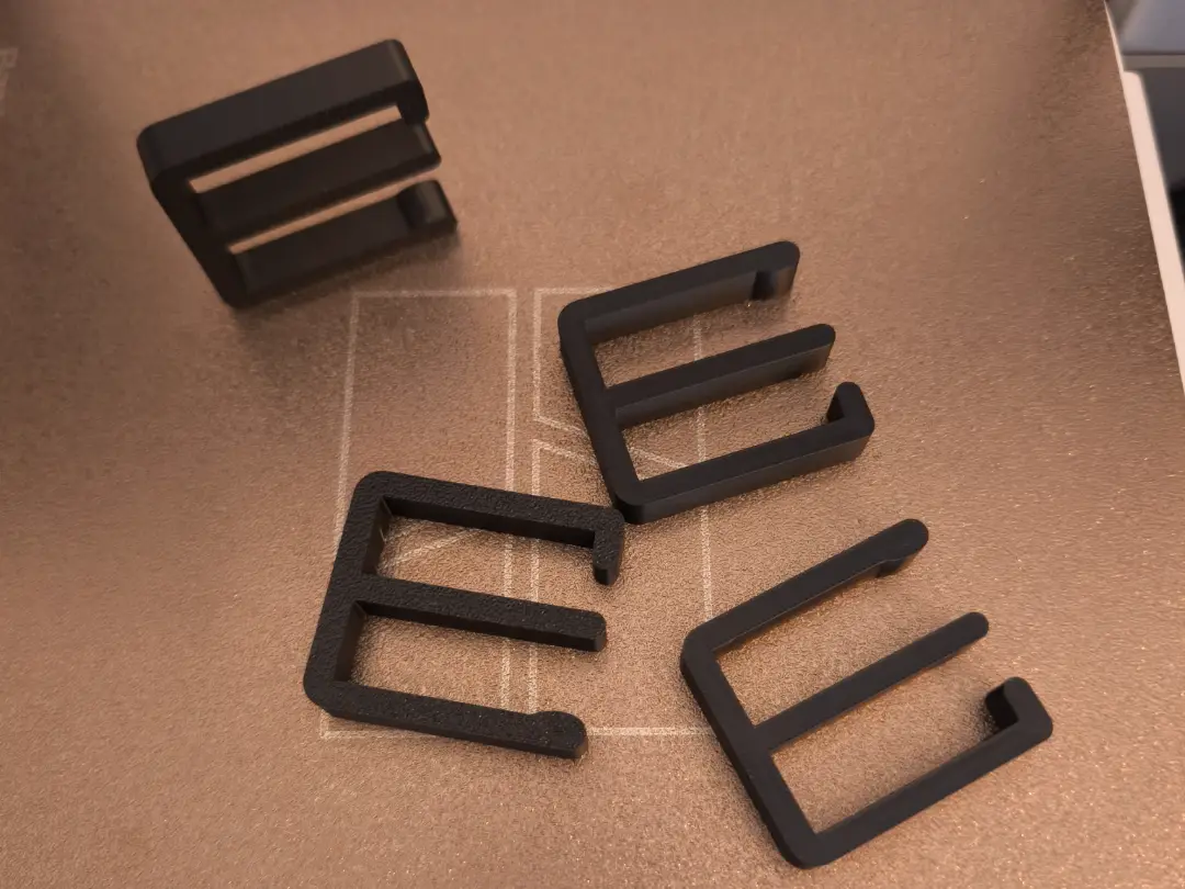 Under desk cable management — modelo 3D