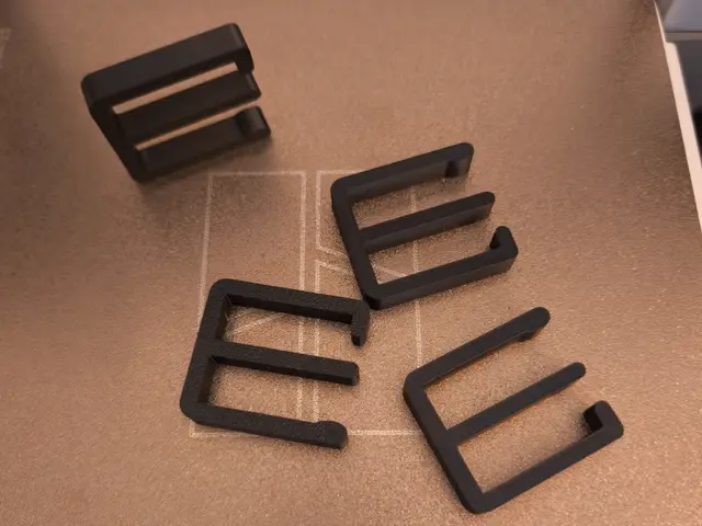 Under desk cable management — modelo 3D
