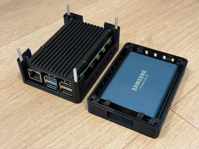 Raspberry Pi 4 + Samsung T5 SSD Enclosure – for Adafruit Aluminium Case — modelo 3D