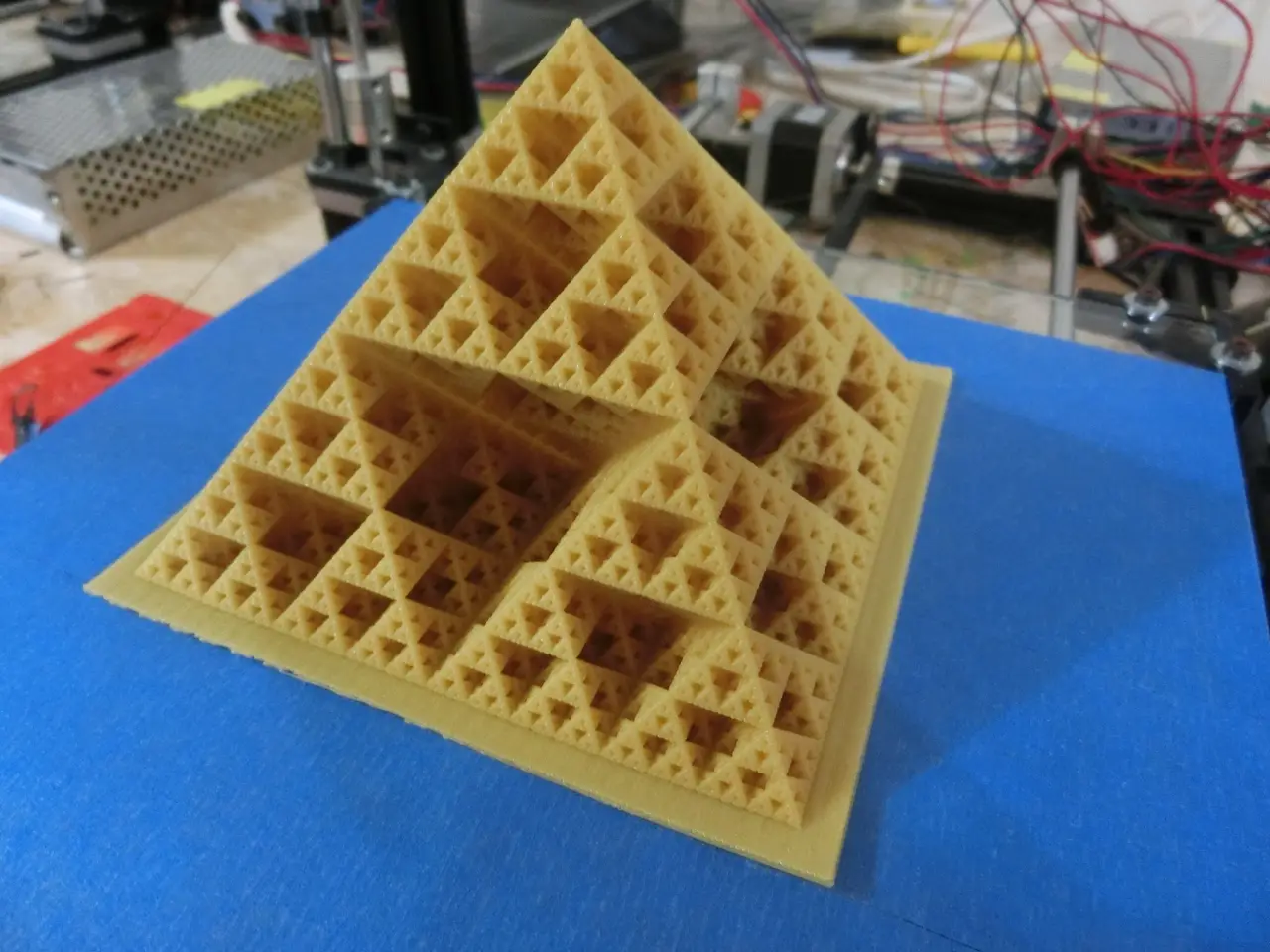 Fractal Pyramid with Continuous Cross-section — modelo 3D