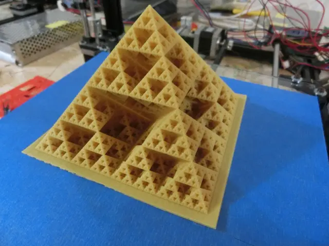 Fractal Pyramid with Continuous Cross-section — modelo 3D