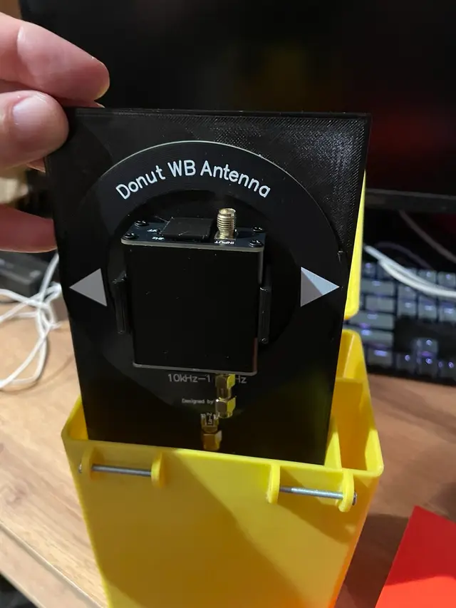 Malahit DSP 3 Box with Donut Antenna Holder — modelo 3D