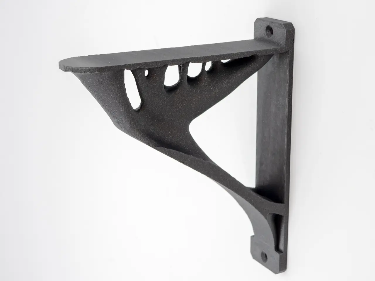 Smoothed topology optimized shelf bracket - Flat & thicker back, smoothed body — modelo 3D
