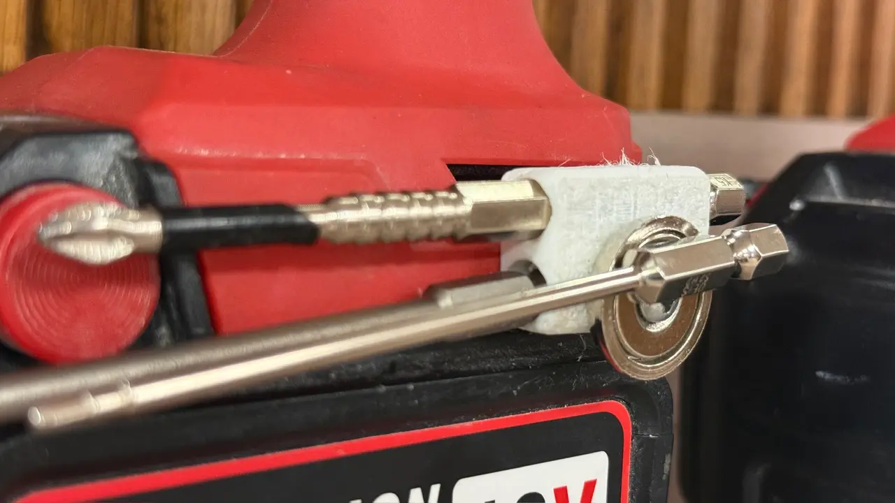 Magnet spacer drill bit holder for Milwaukee M18 tools — modelo 3D