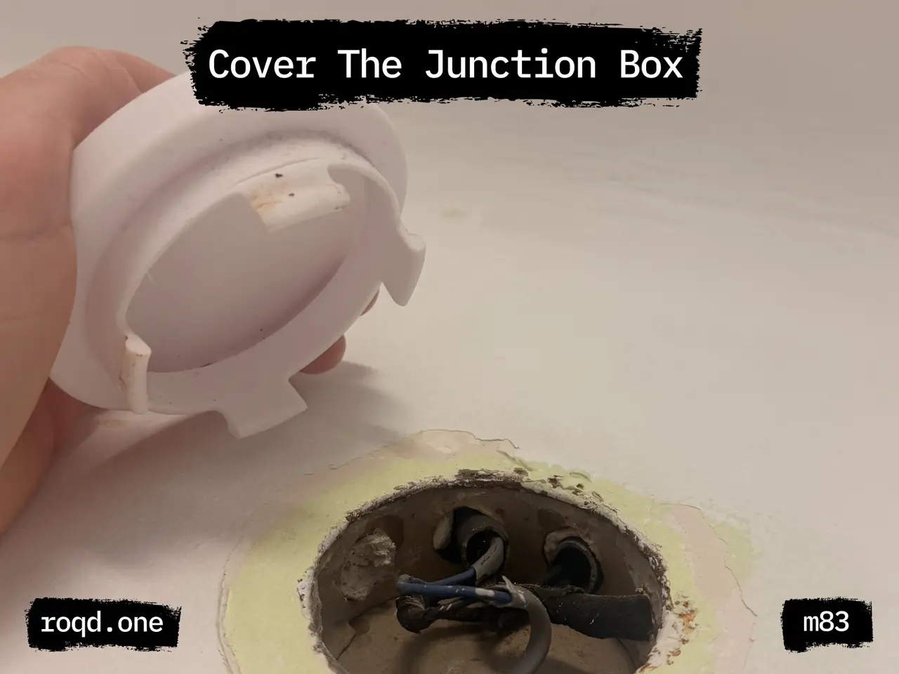Round Junction Box Cover Plate with Cable Pass-Throughs — modelo 3D