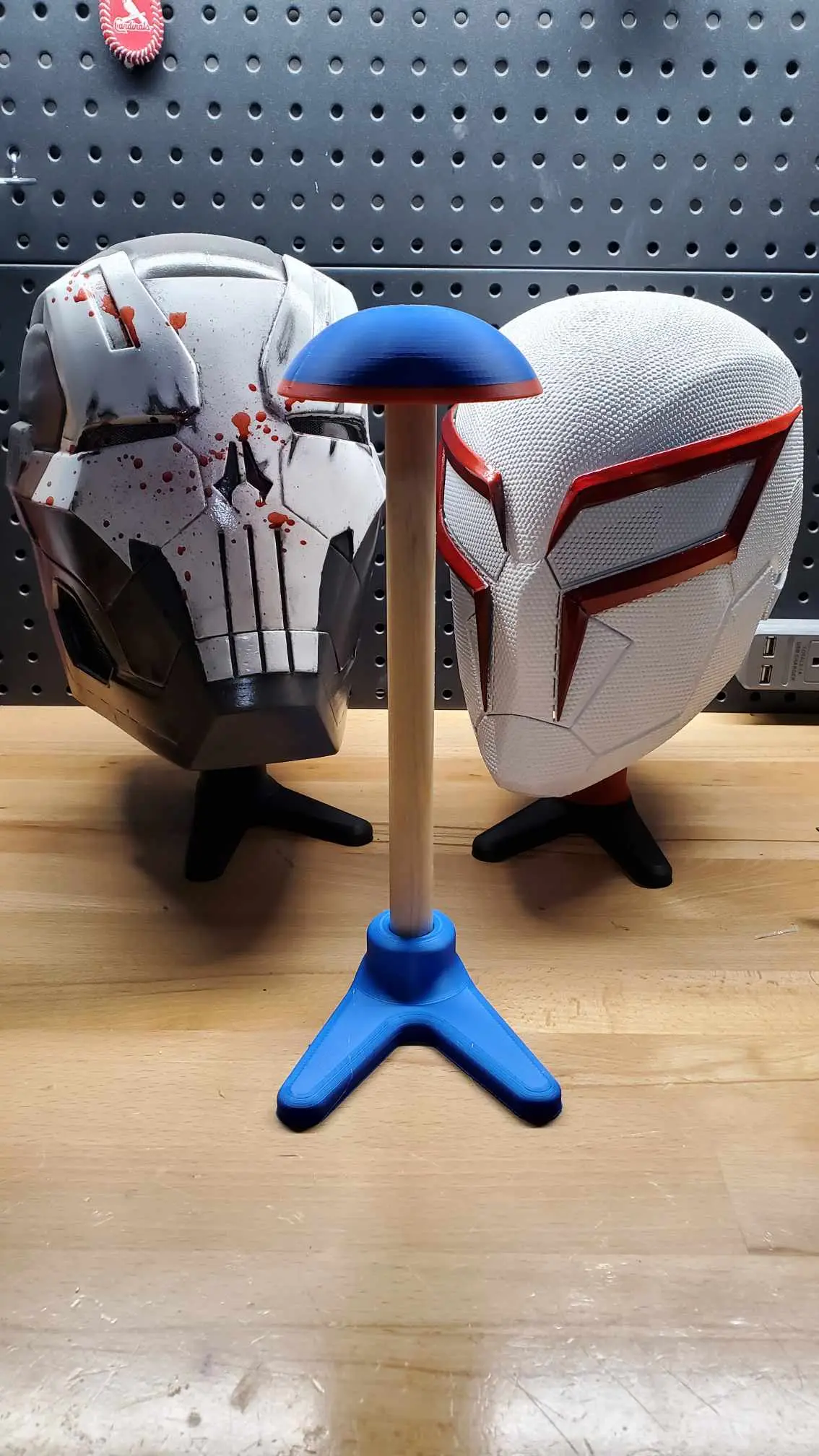 Low cost helmet stand - perfect for display — modelo 3D